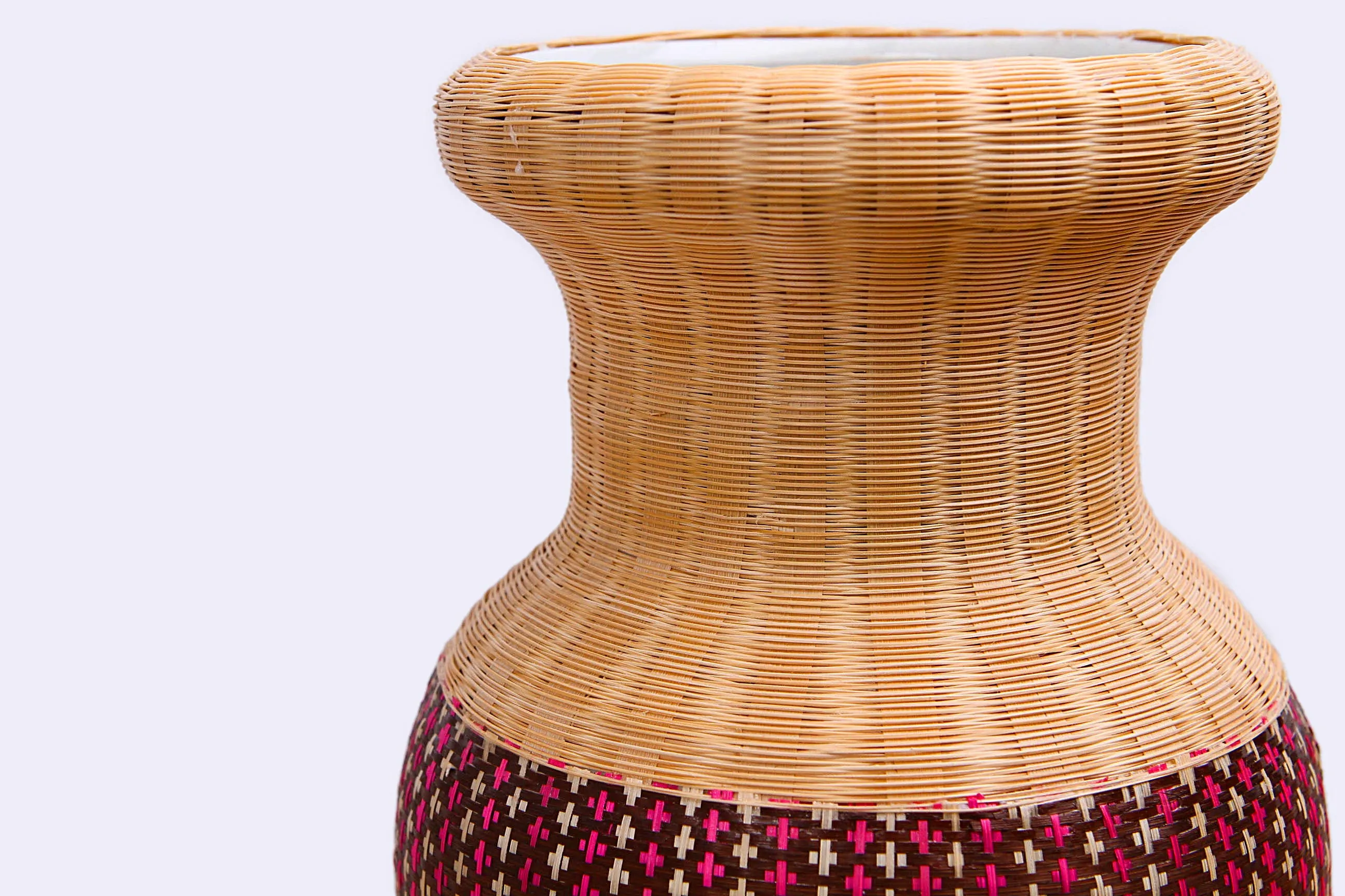 Moot Jak Sarn - Bamboo wicker vase ceramic (pink)