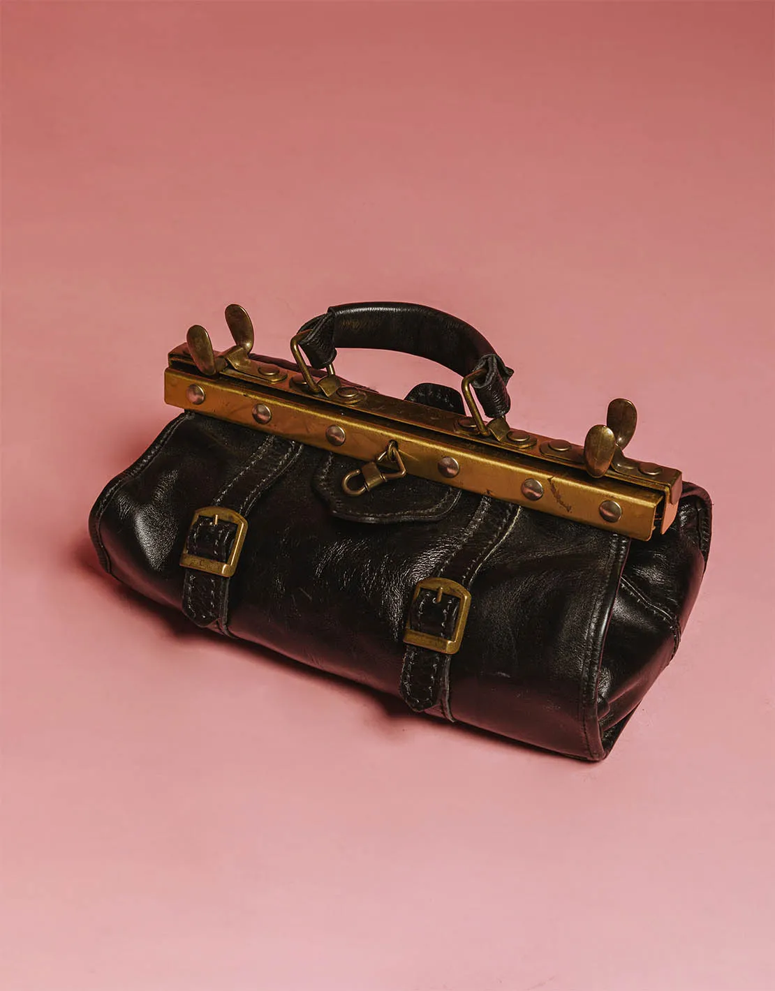 Vintage bag with buckle details